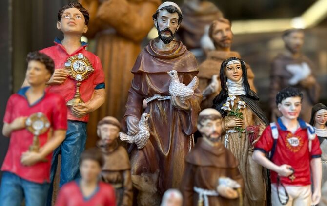 Die Heiligen im Souvenirshop: Carlo Acutis und Franz von Assisi