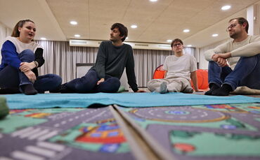 Krabbelgruppen-Gründerin Hanelore Pape zusammen mit ihrem Mann Andreas, Tim Pretzel (Mitte) und Max Rogner (rechts).