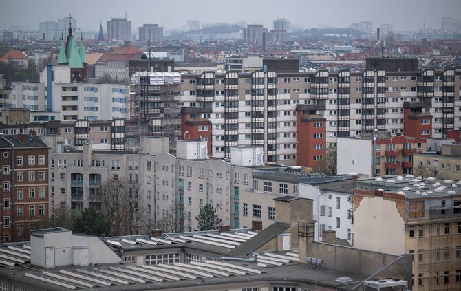 Wohnen in begehrten Gegenden kann ins Geld gehen. Zumindest heftige Preissprünge soll die Mietpreisbremse verhindern. (Archivbil