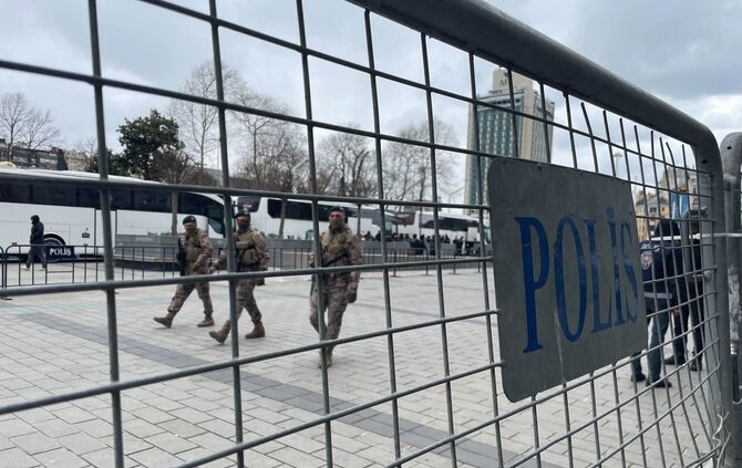 Türkische Behörden führten in den letzten Wochen zahlreiche Razzien gegen Prominente durch - das Vorgehen steht in der Kritik. (