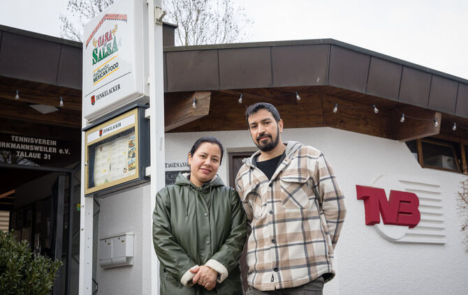 Poonam Thour (links) mit ihrem Mann Jitender Singh vor der Gaststätte des Tennisvereins.