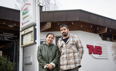 Poonam Thour (links) mit ihrem Mann Jitender Singh vor der Gaststätte des Tennisvereins.