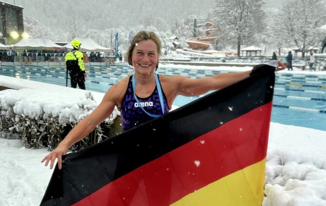 Sabine Steinke bei der Eisschwimm-EM in Molveno. Was man auf dem Bild nicht sieht: Die Sportlerin steht barfuß im Schnee.
