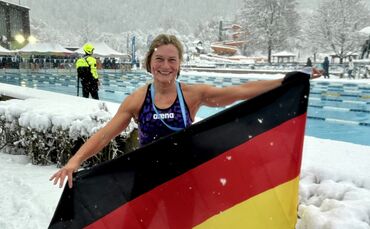 Sabine Steinke bei der Eisschwimm-EM in Molveno. Was man auf dem Bild nicht sieht: Die Sportlerin steht barfuß im Schnee.