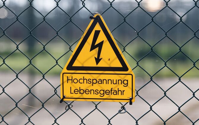 Die Polizei ermittelt zu den Hintergründen des Arbeitsunfalls. (Symbolbild)