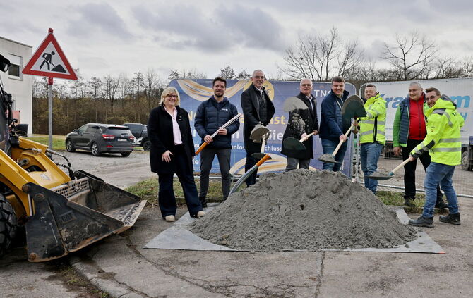 Spatenstich mit der TNG-Glasfaser GmbH in Remshalden - von links nach rechts: Gaby Scheidel (Erste Beigeordnete Remshalden), Sas
