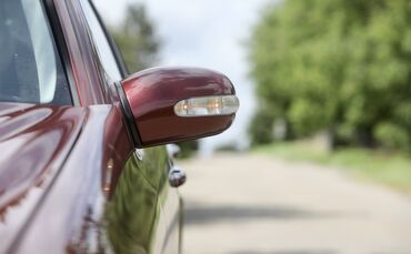 Auf einer unübersichtlichen und kurvigen Strecke hat ein Pkw-Fahrer überholt und so einen Unfall verursacht (Symbolfoto).