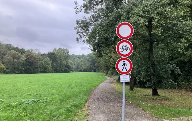 Seit eineinhalb Jahren ist der Remstalradweg zwischen Remseck und Waiblingen gesperrt: hier Verbotsschilder bei der Vogelmühle (