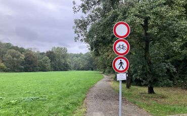 Seit eineinhalb Jahren ist der Remstalradweg zwischen Remseck und Waiblingen gesperrt: hier Verbotsschilder bei der Vogelmühle (