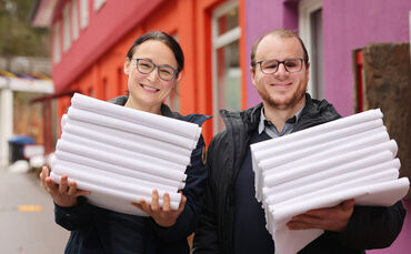 Frische Wäsche kommt in Welzheim bald aus ihrem neuen, inklusiven Unternehmen, erzählen Daniela Doberschütz (links) und Philipp 