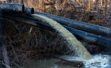 Abwasser im Fluss Potomac
