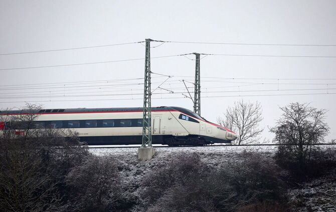 Bahn fährt unter Strom durchs Allgäu