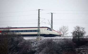 Bahn fährt unter Strom durchs Allgäu