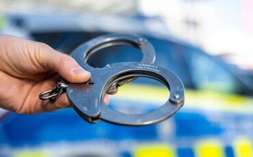 Ein Richter erließ einen Haftbefehl gegen den Verdächtigen. (Symbolbild)