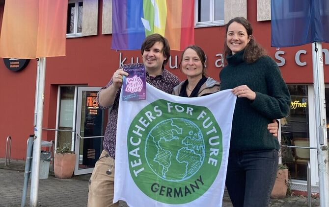 Stefan Kraft (links) vom Kulturhaus Schwanen und Katharina Eller (rechts) vom Zentrum für Schulqualität und Lehrerbildung mit No