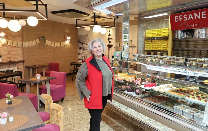 Sevda Gadzieva arbeitet bei der Bäckerei Efsane vor allem im Büro und im Verkauf.