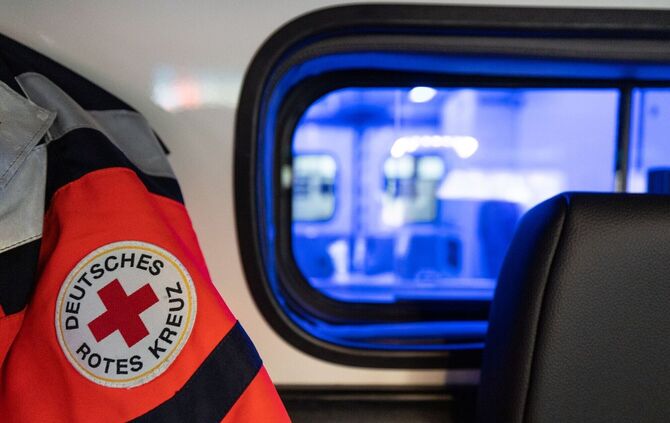 Sanitäter bringen die Fahrerin und Beifahrerin des Lastwagens in ein Krankenhaus. (Symbolbild)