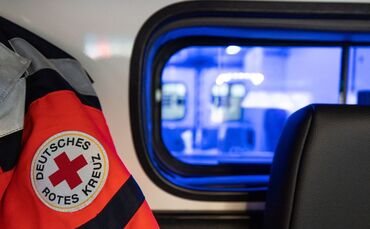 Sanitäter bringen die Fahrerin und Beifahrerin des Lastwagens in ein Krankenhaus. (Symbolbild)