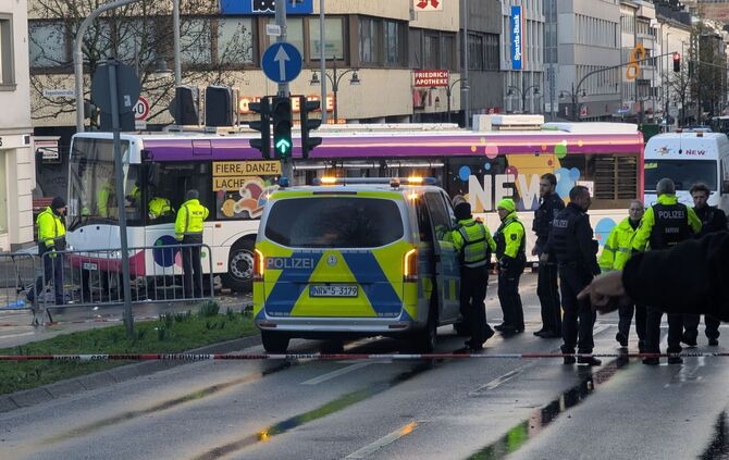 Frau gerät unter Bus bei Karnevalszug