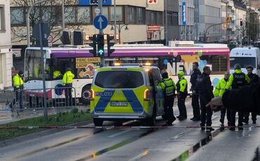 Frau gerät unter Bus bei Karnevalszug