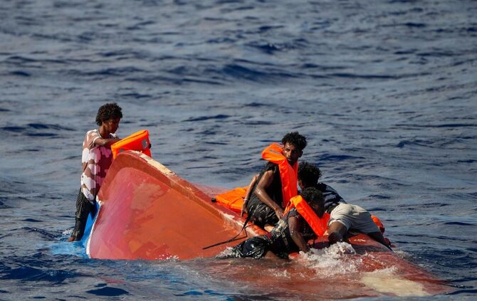 Migranten mit Rettungswesten