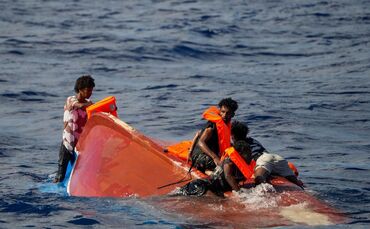 Migranten mit Rettungswesten