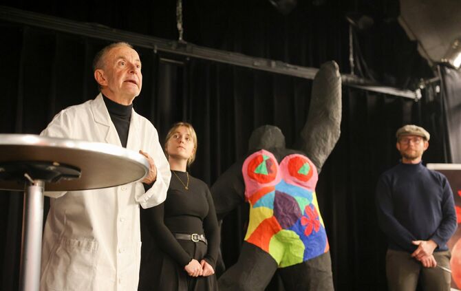 Die Theatergruppe Remskiesel tritt unter Regie von Clemens Schäfer im Schwanen auf.