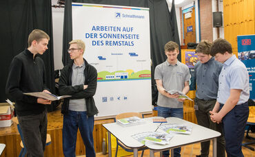 Von links nach rechts: Schüler Noah, Liam (Auszubildender bei Schnaithmann), Leon (Auszubildender) sowie die Schüler Justin und 