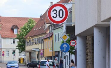 Schilderwald mit „Tempo 30“ in Remshalden-Geradstetten (Symbolfoto).