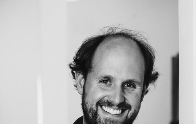 Lorenz Attinger, Bildhauer und Kunstpädagoge, leitet den Kunstkurs „Durch Kunst zum Lebensgestalter" an der Freien Waldorfschule