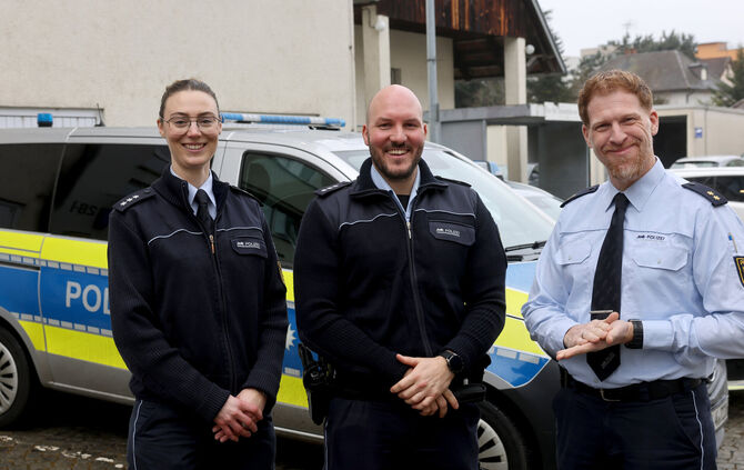 Sina Jeschke, Felix Rost und Revierleiter Stephan Schlotz (von links) vor dem Polizeirevier in Schorndorf.
