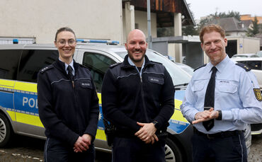 Sina Jeschke, Felix Rost und Revierleiter Stephan Schlotz (von links) vor dem Polizeirevier in Schorndorf.