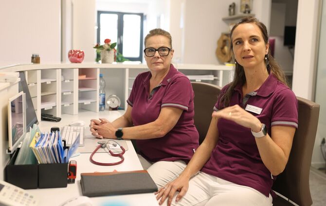 Dr. Anke Hennig (rechts) in der Praxis am Holzmarkt. (Archivfoto)
