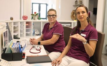 Dr. Anke Hennig (rechts) in der Praxis am Holzmarkt. (Archivfoto)