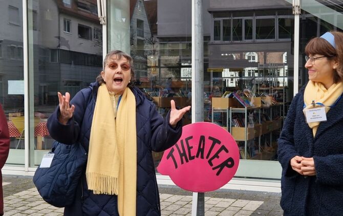 Zwei Darstellerinnen der Theaterwerkstatt der Matthäuskirche Backnang.