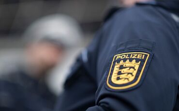 Die Beamten fanden den Mann verletzt in einer Pizzeria. (Symbolbild)