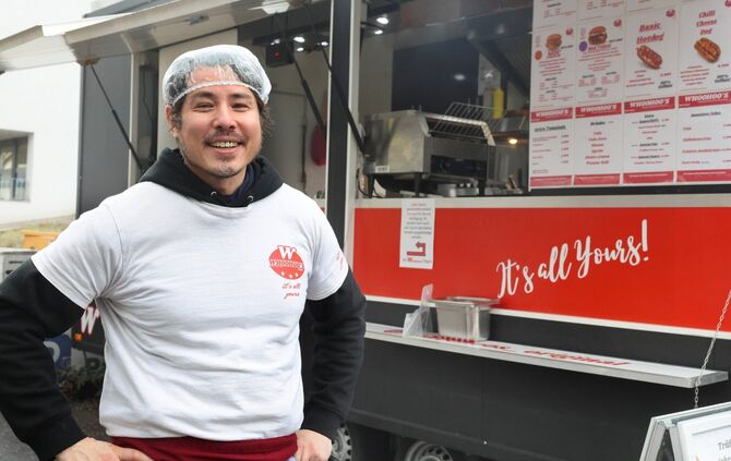 Joshi Haas vor seinem Burger-Imbisswagen, gegenüber der Central-Apotheke in Waiblingen.