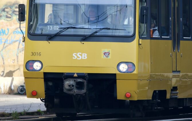Der 55-Jährige setzte sich zu der Frau und berührte sie (Symbolfoto).