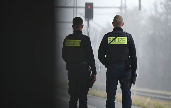 Bei einer Kontrolle erwischte die Polizei fünf Menschen, die über die Gleise laufen wollten. (Symbolbild)