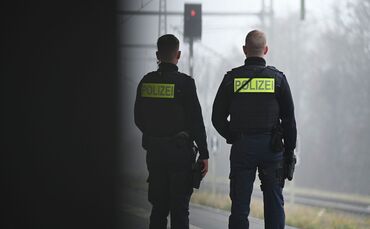 Bei einer Kontrolle erwischte die Polizei fünf Menschen, die über die Gleise laufen wollten. (Symbolbild)