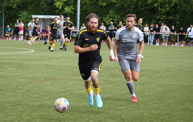 Mit Claudio Paterno (mit Ball) hat die Spvgg Rommelshausen einen ehemaligen Oberliga-Spieler in ihren Reihen.