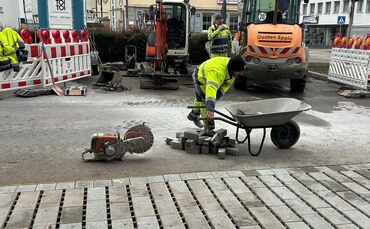 Bauarbeiter erneuern die Parkfläche am Viehmarktplatz.