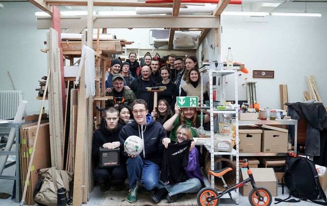 Studentinnen und Studenten der Klasse Reto Boller von der Staatlichen Akademie der Bildenden Künste Stuttgart in ihrer Werkstatt