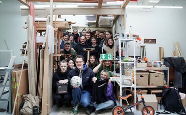 Studentinnen und Studenten der Klasse Reto Boller von der Staatlichen Akademie der Bildenden Künste Stuttgart in ihrer Werkstatt