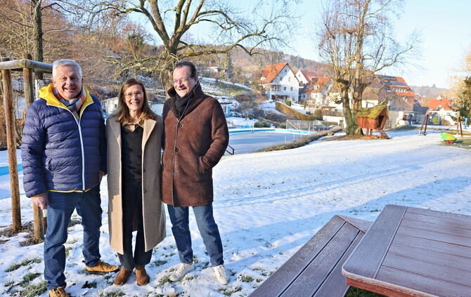 Mitglieder des Freibadvereins Strümpfelbach auf dem Freibadgelände (von links): Ralf Stäudle, Marion Schwab (Schriftführerin) un