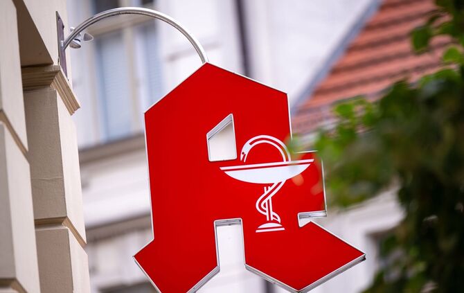 Der hilfesuchende Blick der Frau ließ die Mitarbeiterin der Apotheke zum Hörer greifen. (Symbolbild)