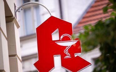 Der hilfesuchende Blick der Frau ließ die Mitarbeiterin der Apotheke zum Hörer greifen. (Symbolbild)