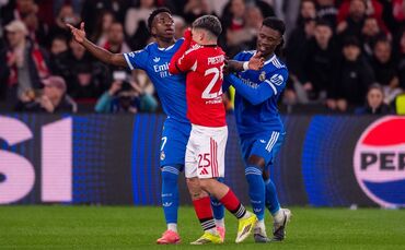 Vinicius Junior (l) von Real Madrid warf Gianluca Prestianni (M) von Benfica Lissabon vor, ihn rassistisch beleidigt zu haben.