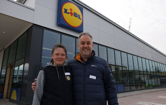 Michael Wagner (rechts) ist der Immobilienleiter. Olesja Barwich wird die neue Filiale leiten.