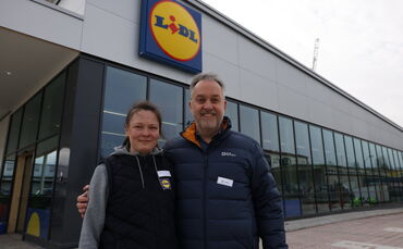 Michael Wagner (rechts) ist der Immobilienleiter. Olesja Barwich wird die neue Filiale leiten.